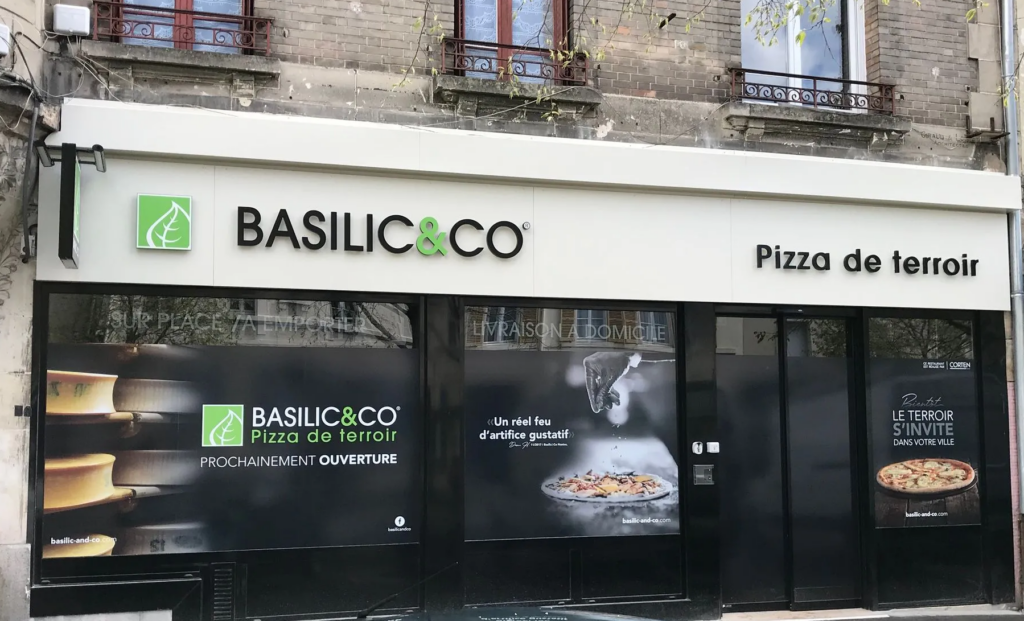 Enseigne bandeau lumineuse avec lettres en relief noires et vertes pour la devanture du restaurant Basilic et Co.