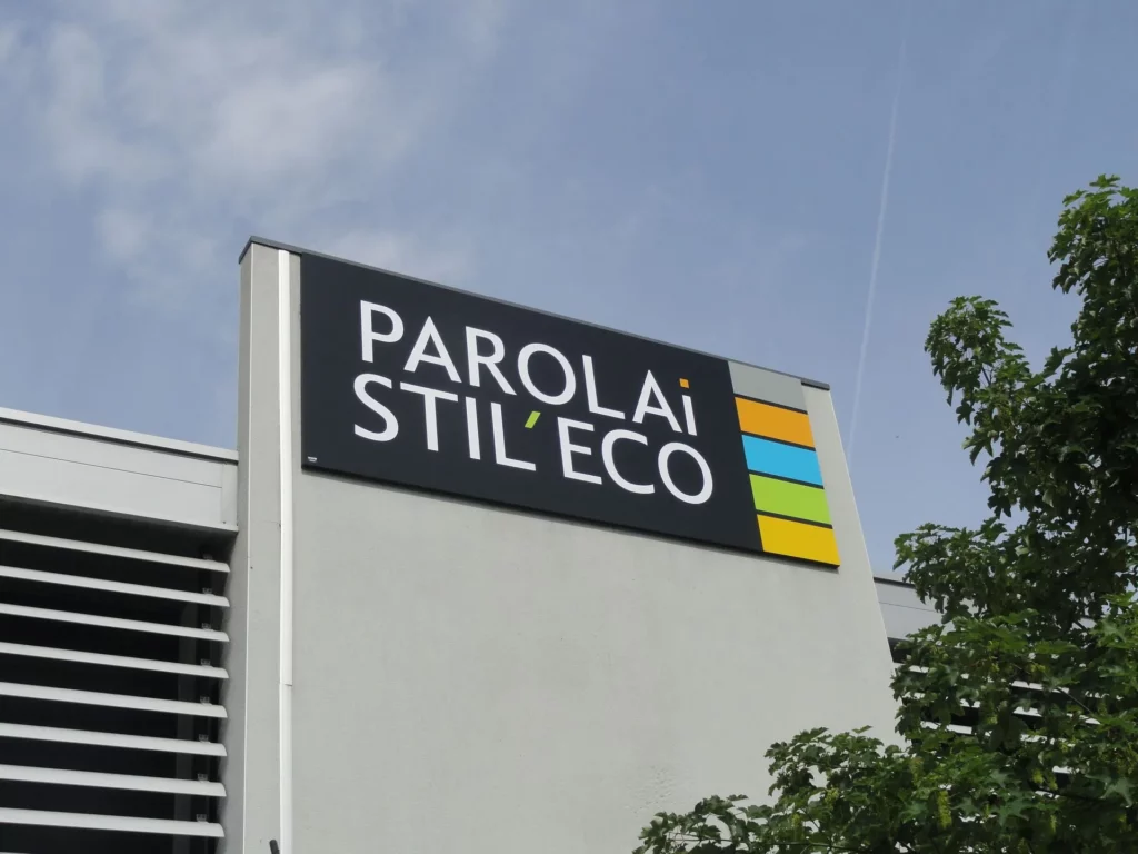 Enseigne bandeau sur-mesure pour façade commerciale réalisée par Becker Publicité. Exemple de panneau publicitaire et signalétique d'entreprise haut de gamme installé sur un bâtiment professionnel.