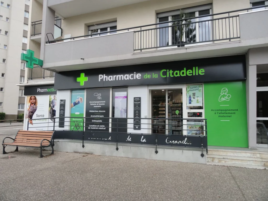 Habillage de façade commerciale et signalétique extérieure sur-mesure pour la Pharmacie de la Citadelle.