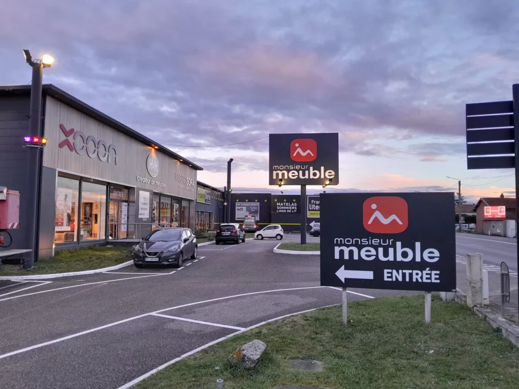 Signalétique extérieure double face et panneaux publicitaires noirs pour le magasin de mobilier Meuble M
