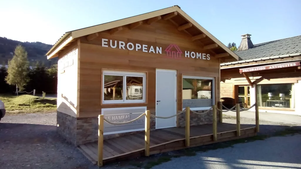 Vue d'ensemble de l'espace de vente modulaire de European Homes, promoteur immobilier