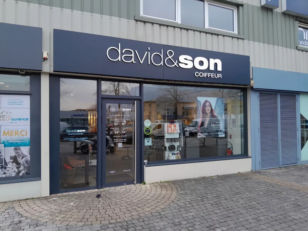 Réalisation d'une enseigne David&Son pour un réseau de salon de coiffure.
