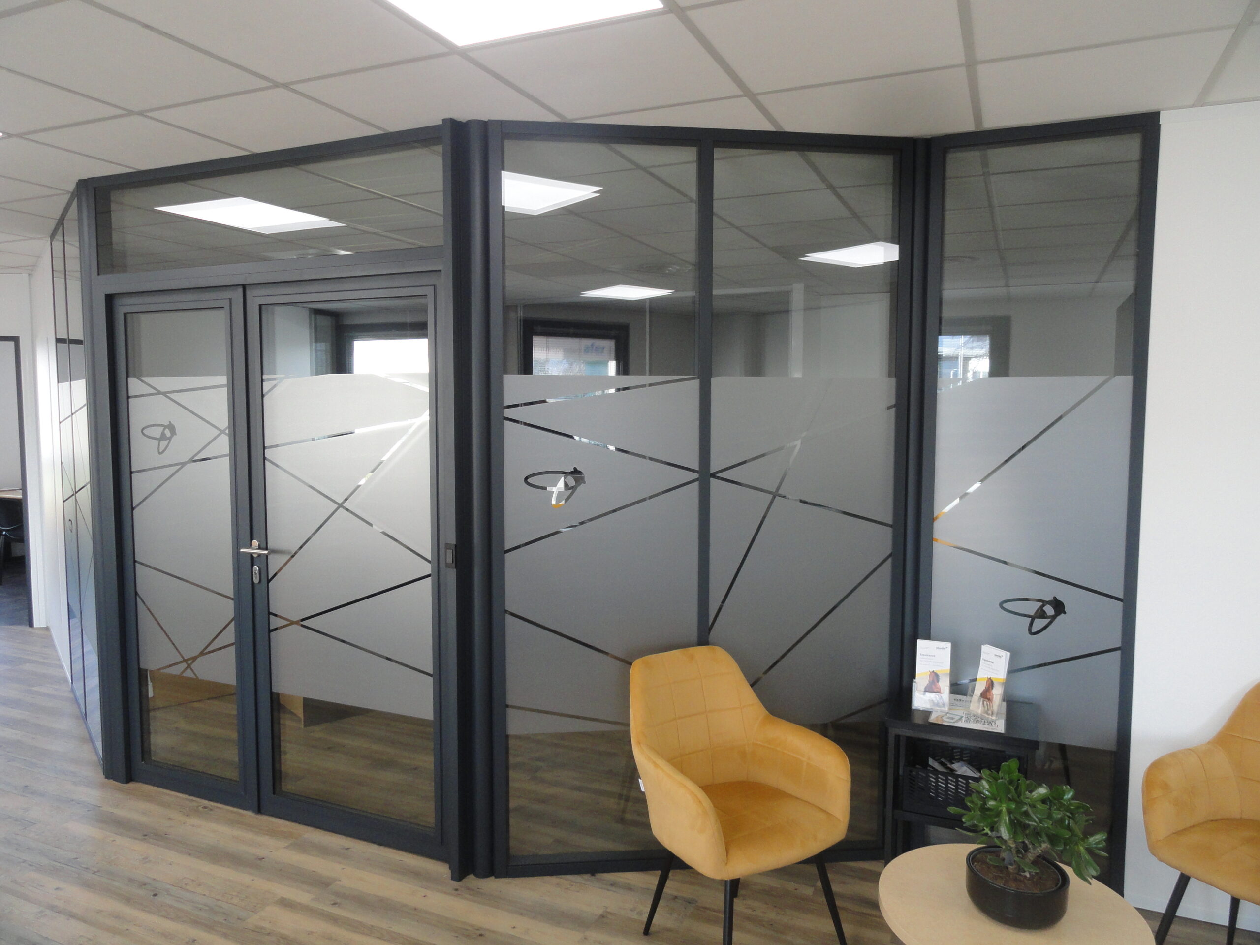 décoration de vitres intérieur pour définir un espace de salle d'attente , garantir l'anonymat et ne pas se sentir enfermé dans un espace clos