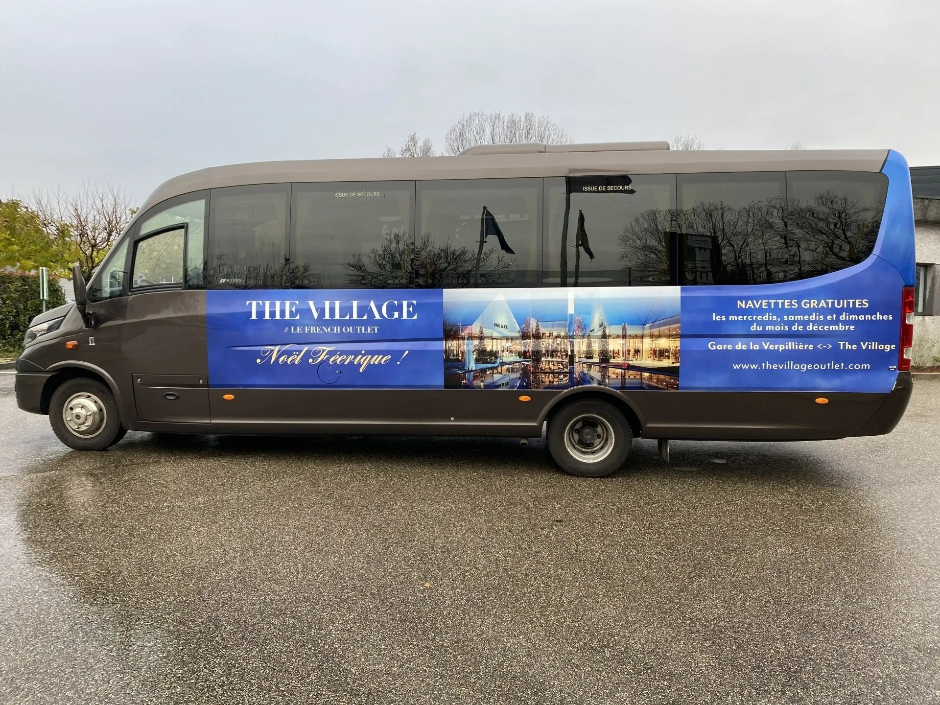 Marquage d'un bus pour le centre commercial the Village à Villefontaine ne Isère