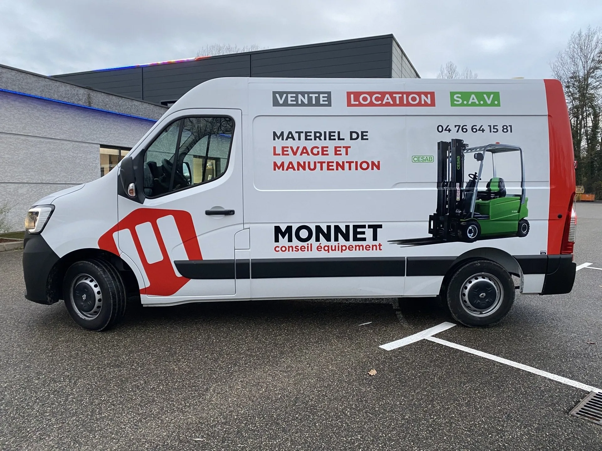 Covering de vehicules utilitaires pour la société monnet par Becker publicité