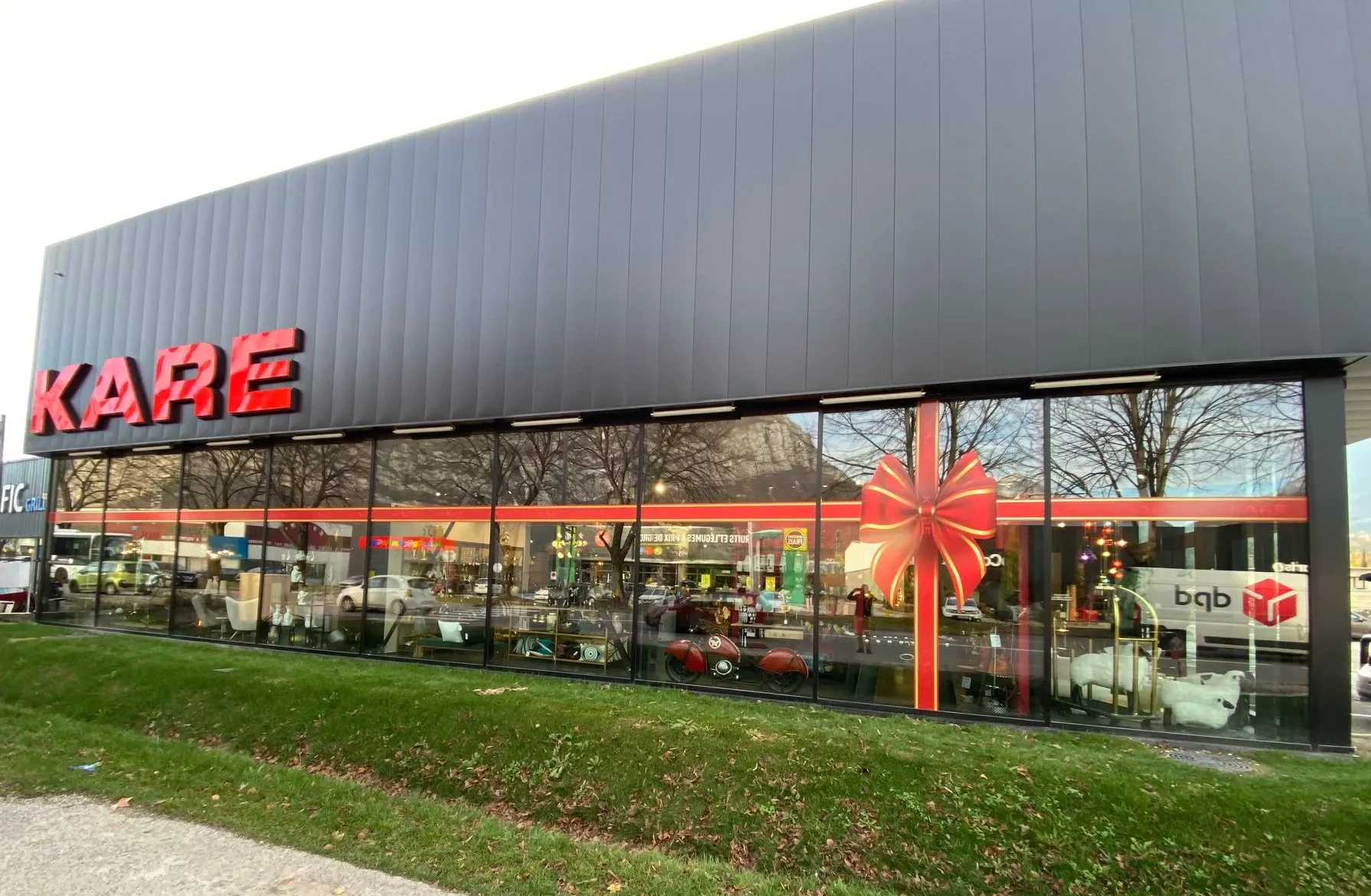 réalisation par Becker publicité u'n vitrophnaie exterieur gigantesque pour faire du magasin un cadeau géant