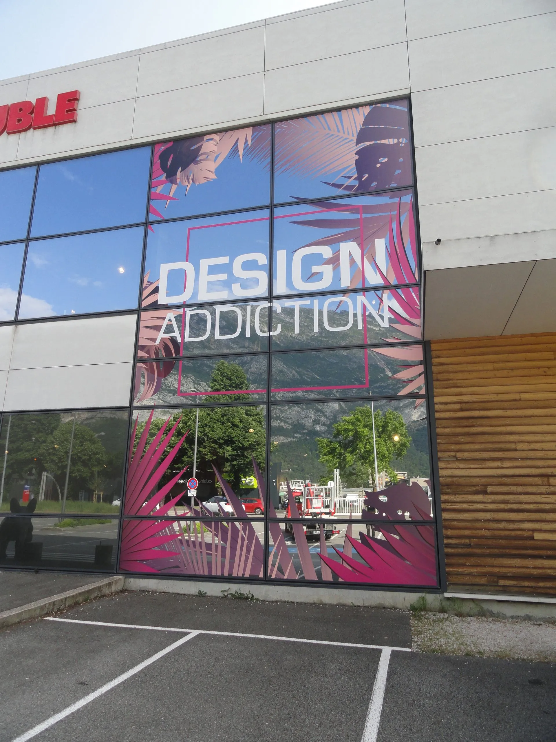 vitrophanie exterieur d'une boutique pour mettre en avant son identité et son style