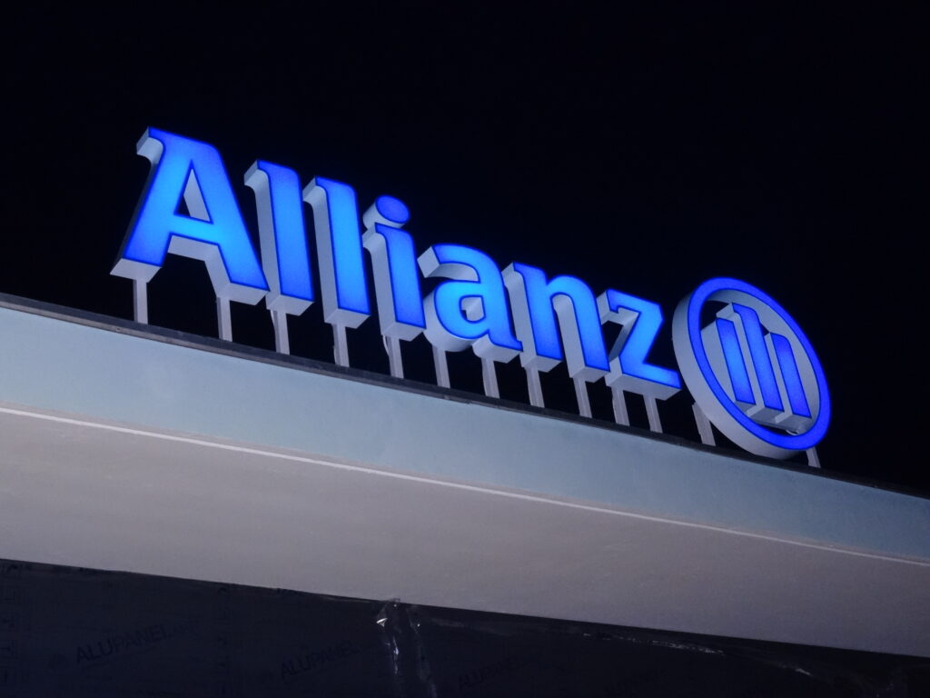 fabrication et pose d'une enseigne lumineuse pour les assurances ALLIANZ par Becker publicité