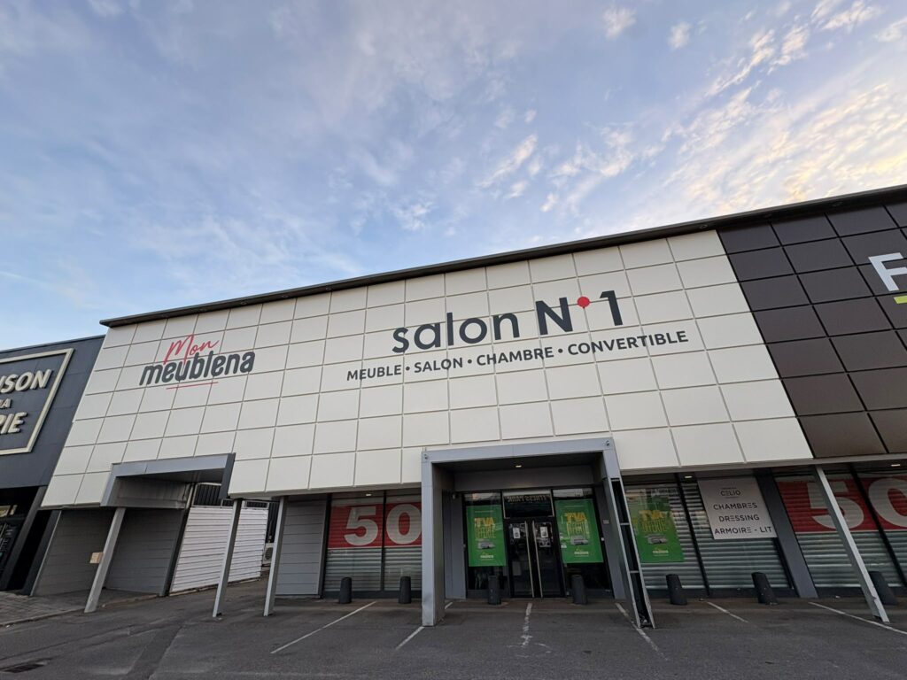 habillage de façade commerciale avec nacelle élévatrice pour les enseignes Salon N°1 et Mon Meublena à Saint-Priest par Becker Publicité